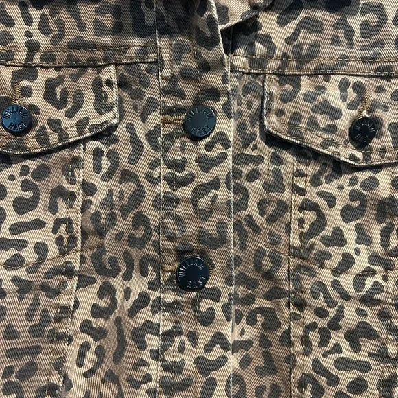 William Rast Wild Cheetah Print Denim Jacket with Structured Silhouette - Picture 8 of 10